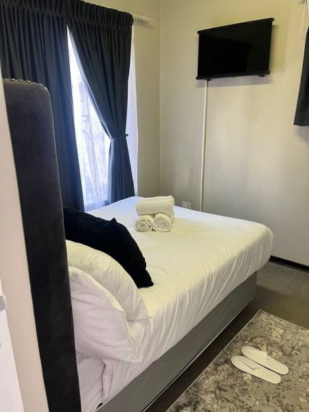 Affordable Hourly Rooms  Day Rest  Overnight Accommodation +27836868779 royal king guest house roode
