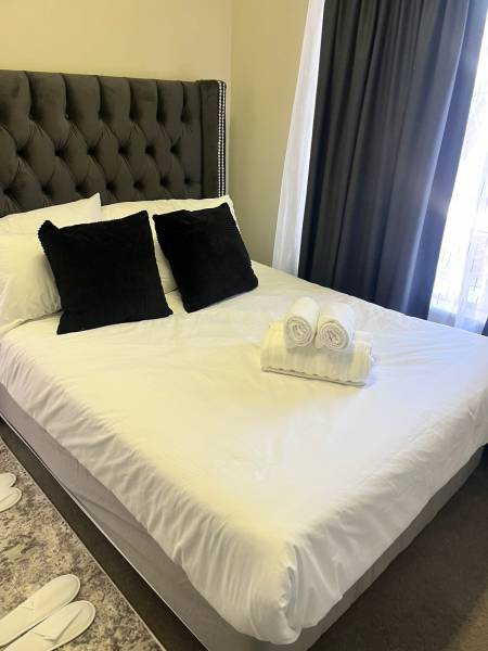Deluxe Family Suite +27836868779 Royal King Guest House Roodepoort